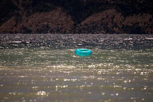 water blue plastic round lid on water flaming gorge reservoir